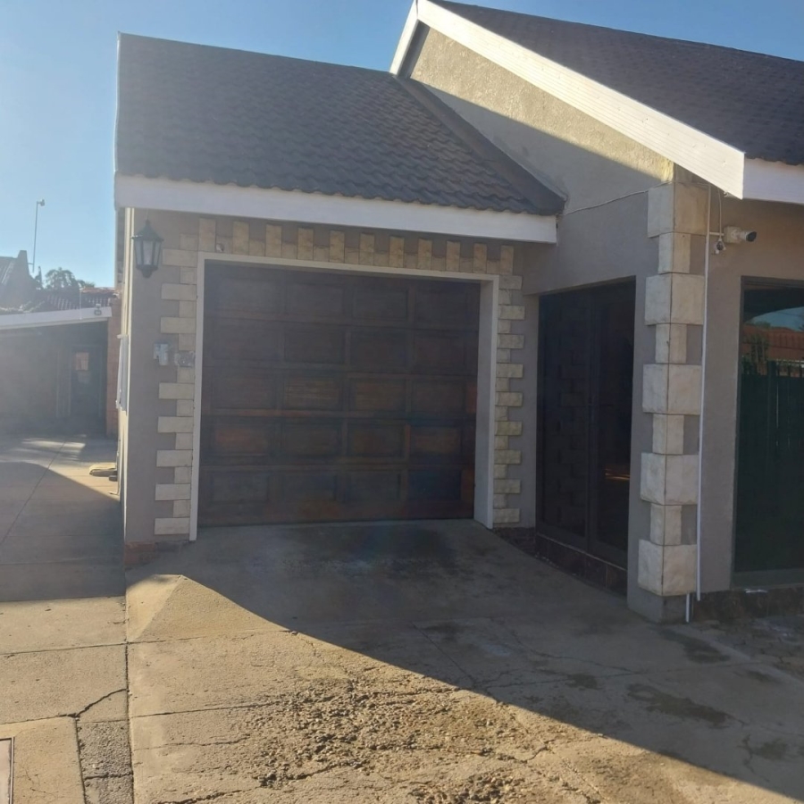3 Bedroom Property for Sale in Rhodesdene Northern Cape